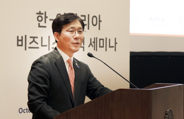 ▲17일(현지시간) 이탈리아 로마 생레지스호텔에서 열린 '한-이탈리아 비즈니스 협력 세미나'에 참석한 성윤모 산업통상자원부 장관이 격려사를 하고 있다. (산업통상자원부)