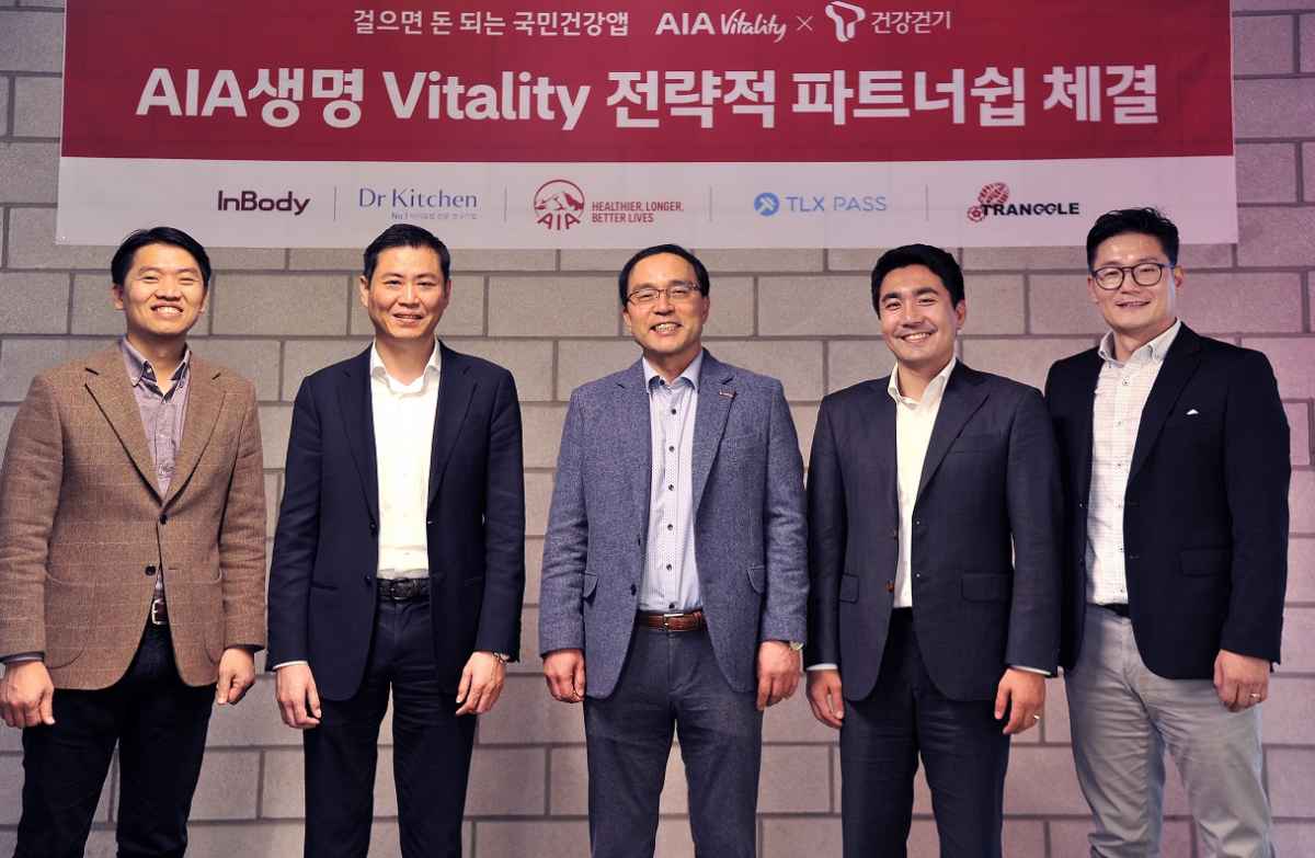 ▲AIA생과 전략적 제휴를 체결한 파트너사 대표들이 함께 기념 촬영을 하고 있다. (왼쪽부터) 인바디 최창은 부사장, 닥터키친 박재연 대표, AIA생명 변창우 마케팅 본부장, 티엘엑스 강영준 대표, 비글 장치국 대표.(사진=AIA생명)
