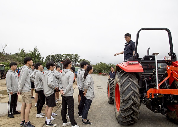 ▲한국농수산대학 학생들이 '2018 농기계 스쿨'에 참석해 설명을 듣고 있다.(사진제공=대동공업)