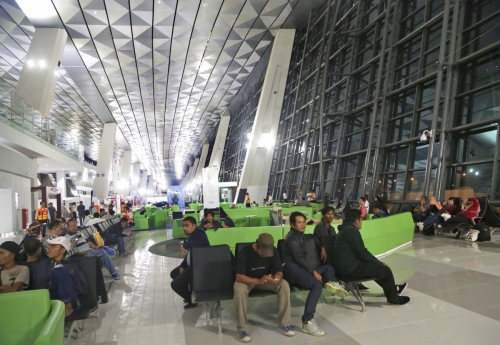 ▲인도네시아 수카르노 하타 국제공항 터미널에서 승객들이 기다리고 있다. 인도네시아 정부는 이 공항 인근에 제2신공항을 건설할 계획이다. 자카르타/AP뉴시스
