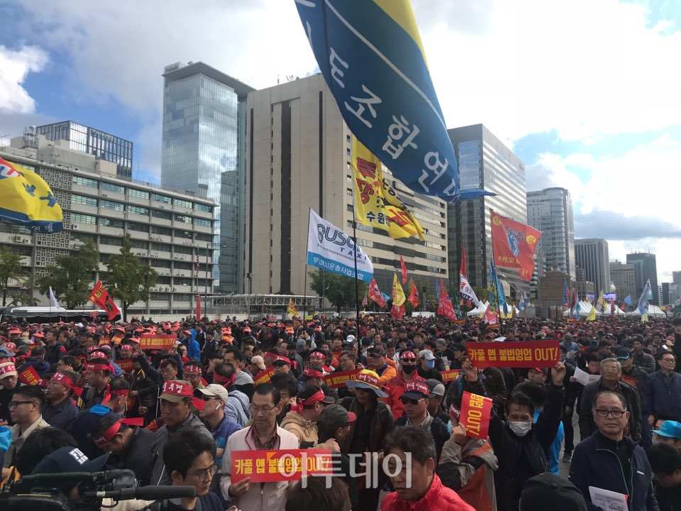 ▲ 18일 오후 2시 '불법 카풀 관련 비상대책위원회'가 주최한 '택시 생존권 사수 결의대회'에 참석하기 위해 택시 업계 종사자 6만 명(주최측 추산)이 광화문 광장에 모였다. 