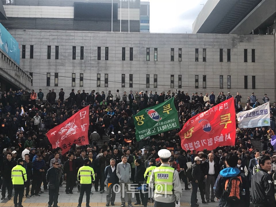 ▲ 18일 오후 2시 '불법 카풀 관련 비상대책위원회'가 주최한 '택시 생존권 사수 결의대회'에 참석하기 위해 택시 업계 종사자 6만 명(주최측 추산)이 광화문 광장에 모였다. 