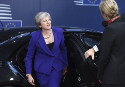 ▲테레사 메이 영국  총리가 18일(현지시간) 벨기에 브뤼셀에서 열린 유럽연합(EU) 회의를 위해 차에서 내리고 있다. 브뤼셀/AP연합뉴스
