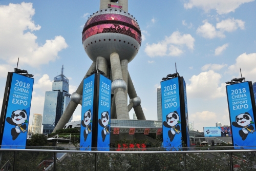 ▲중국 상하이의 동방명주 타워 앞에 11일(현지시간) 다음 달 열리는 중국국제수입엑스포(CIIE)를 홍보하는 간판들이 세워져 있다. 상하이/로이터연합뉴스 
