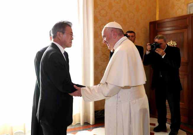 ▲교황청을 공식 방문 중인 문재인 대통령이 18일 오후 (현지시간) 바티칸 교황청의 교황 서재에서 프란치스코 교황을 만나 인사를 나누고 있다. 2018.10.18(연합뉴스)