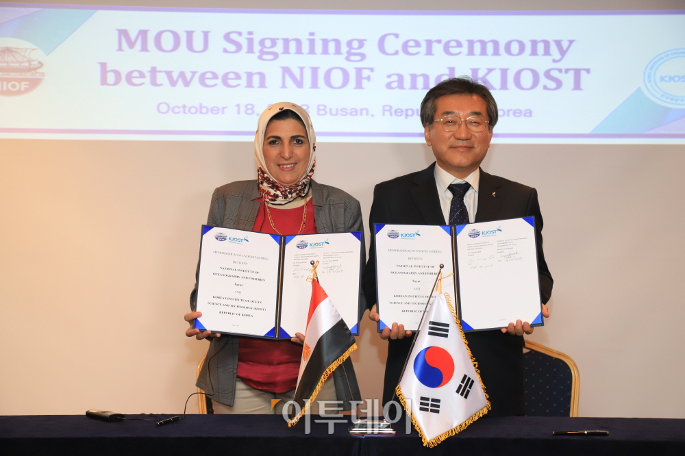 ▲김웅서 한국해양과학기술원장이 18일 오후 부산 롯데호텔에서 수잔 칼로프(Suzan Kholief) 이집트 국립해양수산연구원(Egypt National Institute of Oceanography and Fisheries)과 해양과학기술 분야 공동협력체계 마련을 위한 양해각서를 체결하고 기념사진을 찍고 있다.(한국해양과학기술원)