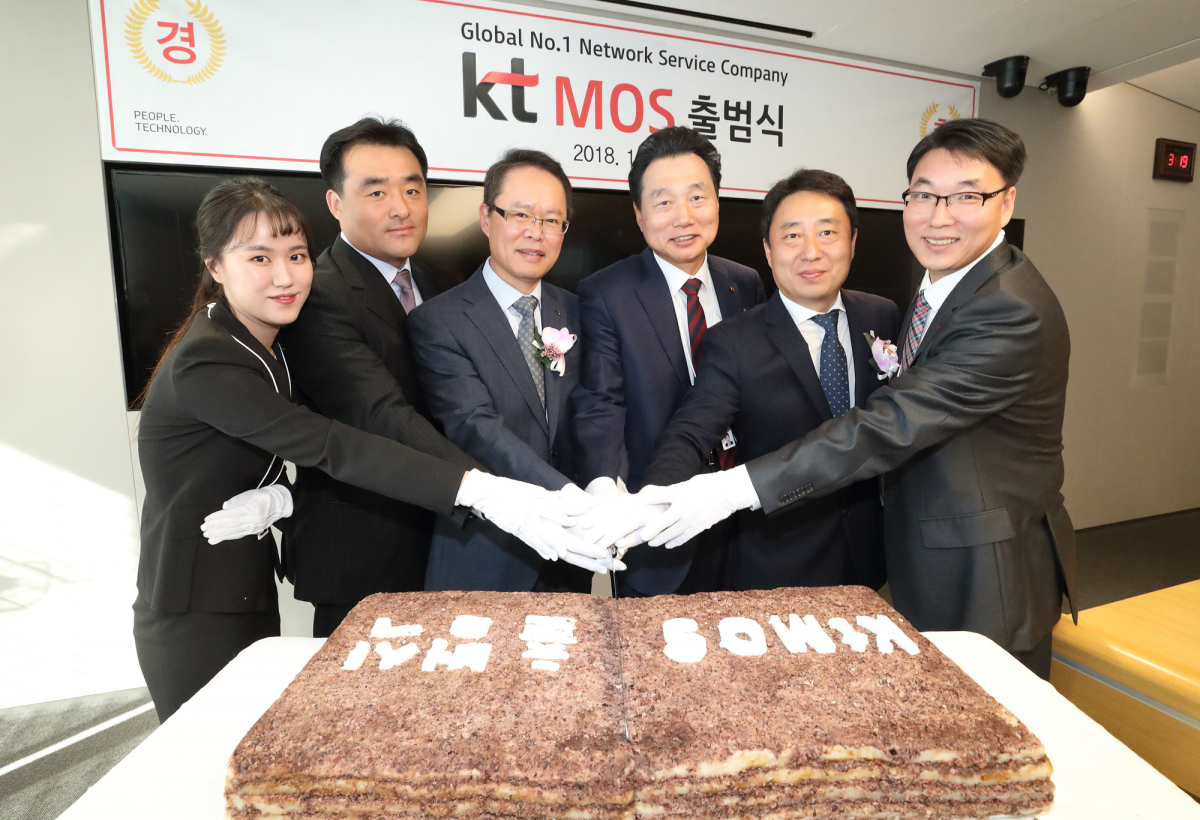 ▲10월 18일 KT광화문 east 사옥에서 진행된 kt MOS 출범식에서 KT와 kt MOS 북부·남부 관계자가 기념 사진을 촬영하고 있다. 왼쪽 두번째부터 kt MOS북부 노조위원장 이윤재, kt MOS 북부 대표이사 박동섭 사장, kt MOS남부 대표이사 최한규 사장, kt MOS 남부 노조위원장 유병남.(사진제공= KT)