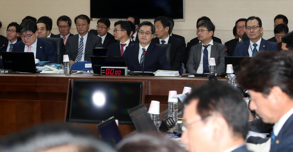 ▲국회 기획재정위원회의 기획재정부에 대한 국정감사가 실시된 18일 오전 정부세종청사 기획재정부 대회의실에 마련된 국정감사장에서 김동연 경제부총리 겸 기획재정부 장관이 감사받을 준비를 하고 있다.(뉴시스)
