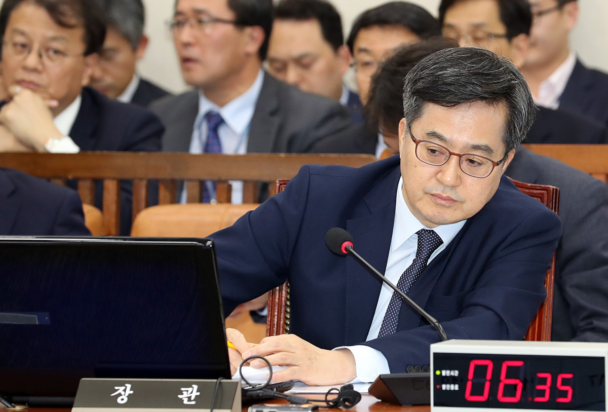 ▲19일 오후 서울 여의도 국회에서 열린 기획재정위의 기획재정부의 국정감사에서 김동연 경제부총리 겸 기획재정부 장관이 의원 질의 화면을 보고고 있다. (뉴시스)