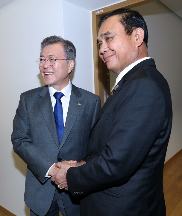 ▲아셈(ASEM·아시아유럽정상회의) 정상회의에 참석한 문재인 대통령이 19일 오후(현지시간) 벨기에 브뤼셀 유럽연합이사회 본부에서 쁘라윳 짠-오차 태국 총리와 회담하기 앞서 악수하고 있다.(브뤼셀/연합뉴스)