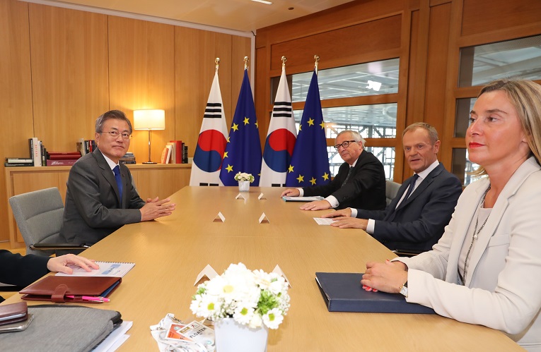 ▲제12차 아셈(ASEM·아시아유럽정상회의)에 참석한 문재인 대통령이 19일 오후(현지시간) 벨기에 브뤼셀 유럽연합이사회본부 내 유로파 빌딩에서 열린 한·EU 정상회담에서 도날드 투스크(Donald Tusk) EU 정상회의 상임의장(오른쪽 두번째), 장-클로드 융커(Jean-Claude Juncker) 집행위원장, 페데리카 모게리니 EU 외교안보 고위대표(오른쪽)와 환담하고 있다(브뤼셀/연합뉴스)