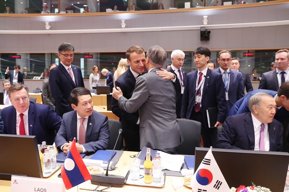 ▲아셈(ASEM·아시아유럽정상회의) 정상회의 참석한 문재인 대통령이 19일 오후(현지시간) 벨기에 브뤼셀 유럽연합이사회 본부 내 유러피언빌딩에서 열린 제12차 아셈정상회의 전체회의에 에서 에마뉘엘 마크롱 프랑스 대통령과 만나 인사하고 있다 (브뤼셀/연합뉴스)