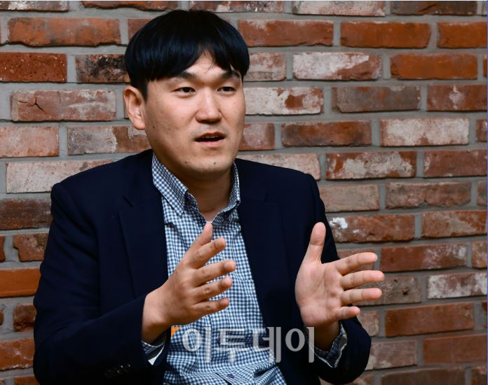 ▲'빅데이터로 예측하는 대한민국 부동산의 미래' 저자 조영광 대우건설 주택마케팅팀 대리가 이달 18일 서울 종로구 대우건설 사옥에서 이투데이와 인터뷰를 하고 있다. 고이란 기자 photoeran@
