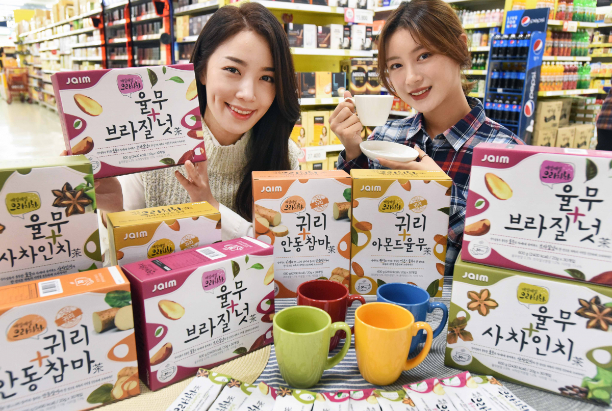 ▲ 21일 홈플러스 영등포점에서 모델들이 ‘으라차차(茶) 건강차’ 5종을 선보이고 있다. 홈플러스는 최근 급격히 추워진 날씨에 따뜻한 차를 찾는 고객들이 늘면서 귀리, 율무, 브라질넛, 사차인치 등 슈퍼곡물을 갈아 만든 ‘으라차차 건강차’ 5종을 전 점에서 판매한다. (홈플러스)