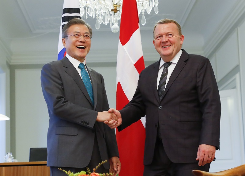 ▲문재인 대통령이 20일 오후 (현지시간) 덴마크 코펜하겐 크리스티안보르 궁에서 열린 라르스 뢰케 라스무센 총리와의 정상회담에서 악수하고 있다.(코펜하겐/연합뉴스)