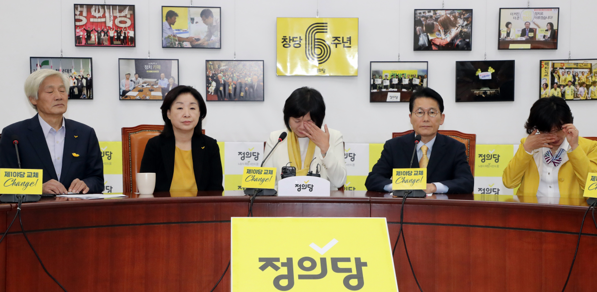 ▲정의당 이정미 대표가 21일 국회에서 열린 정의당 창당 6주년 기념행사에서 발언 중 고 노회찬 의원을 회고하며 눈물을 흘리고 있다. (연합뉴스)