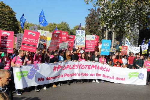 ▲20일(현지시간) 영국 런던에서 영국의 유럽연합(EU) 탈퇴인 브렉시트에 대한 제2 국민투표를 요구하는 시위대가 행진하고 있다. 런던/EPA연합뉴스

