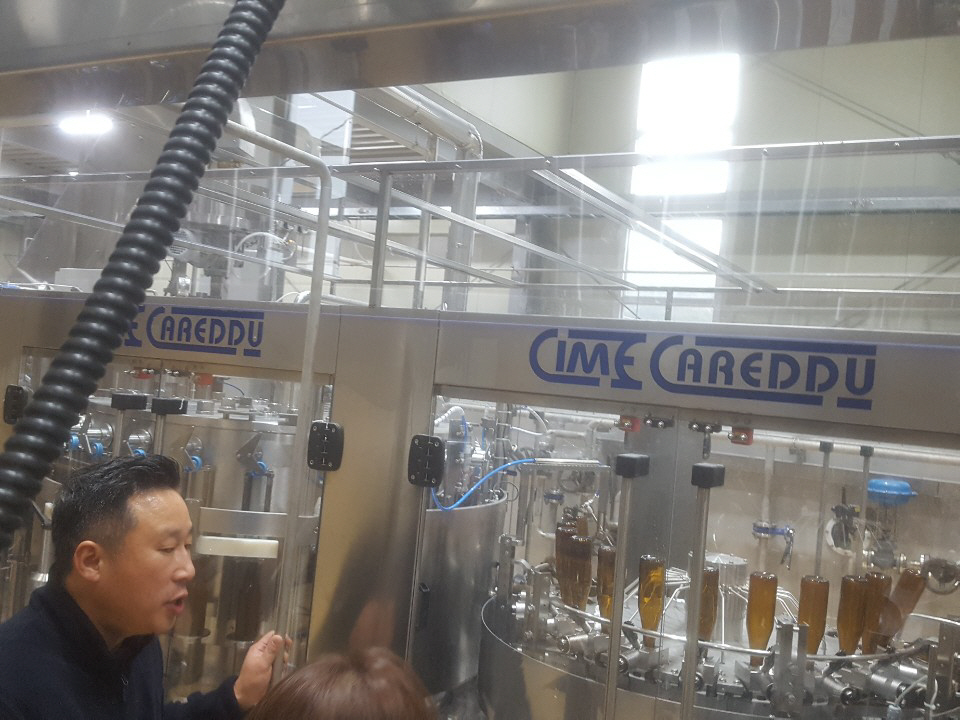 ▲김희상 세븐브로이 양평 공장장이 19일 수제맥주 ‘한강’의 제조 과정을 설명하고 있다. (사진=고대영 기자 kodae0@)