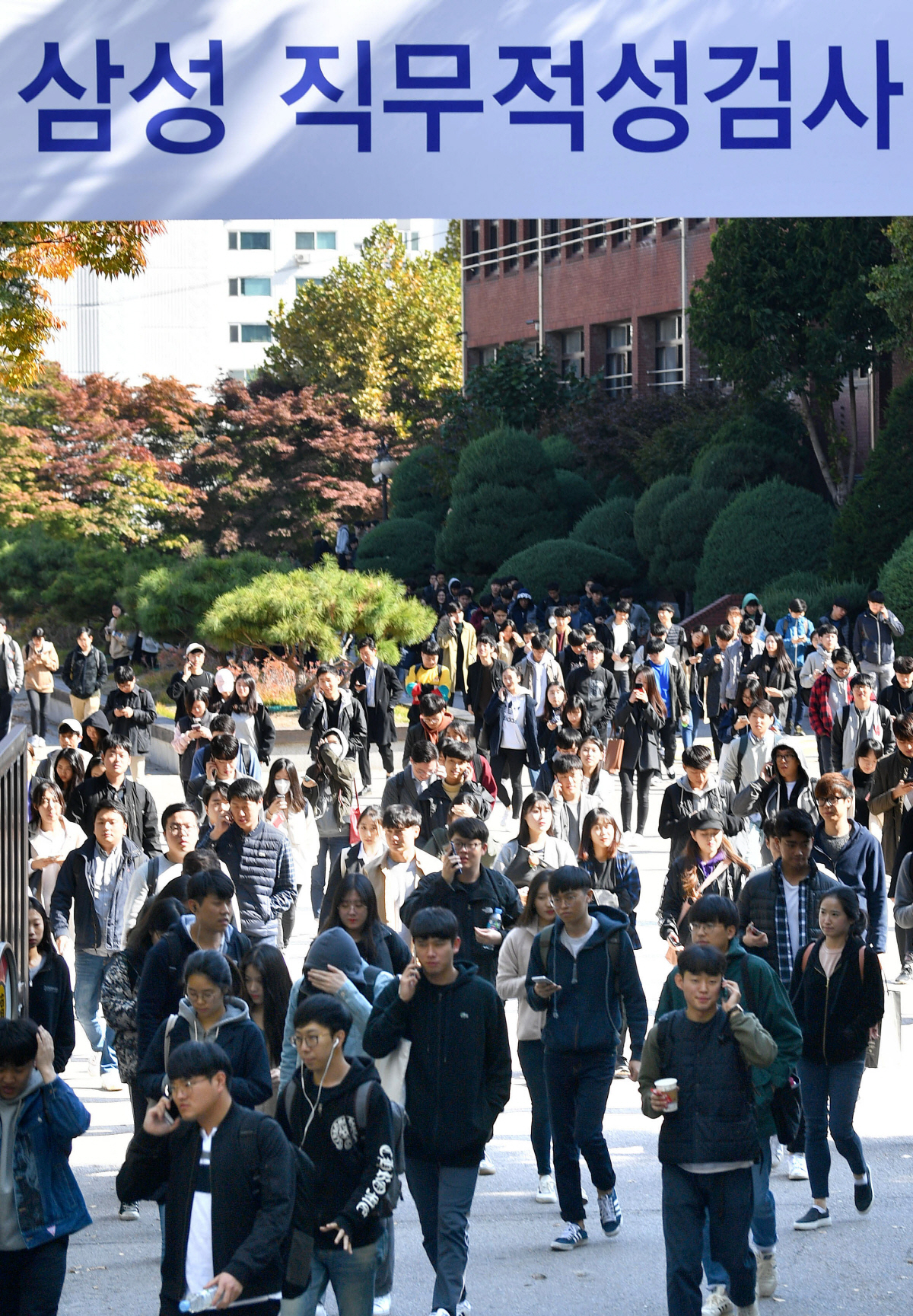 ▲서울 강남 단대부고에서 치러진 삼성직무적성검사(GSAT) 응시자들이 시험을 마친 후 고사장을 나서고 있다.
(뉴시스)