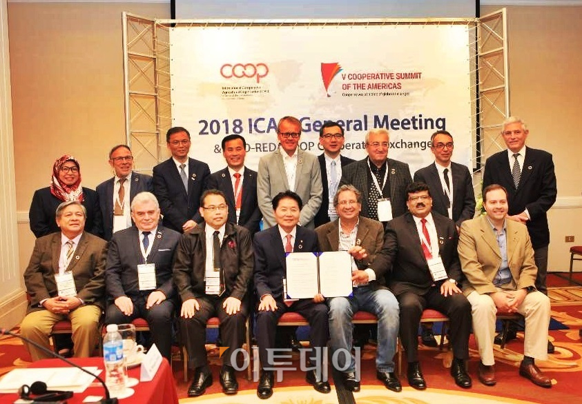 ▲김병원 농협중앙회장(맨앞 가운데)이 19일 아르헨티나 부에노스아이레스에서 개최된 국제협동조합농업기구(ICAO) 총회 및 국제포럼에 참석해 세계 각국의 협동조합대표들과 기념촬영을 하고 있다. (농협중앙회)