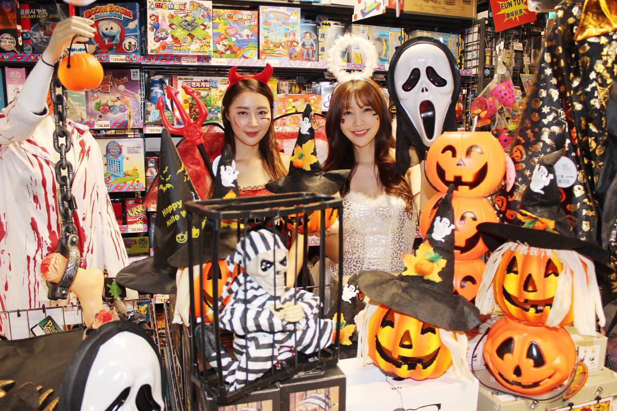 ▲ 22일 서울 중구 삐에로쑈핑 두타몰점에 마련된 할로윈 특설매장에서 모델들이 다양한 할로윈 용품들을 선보이고 있다. (사진제공=이마트)(사진제공=이마트)