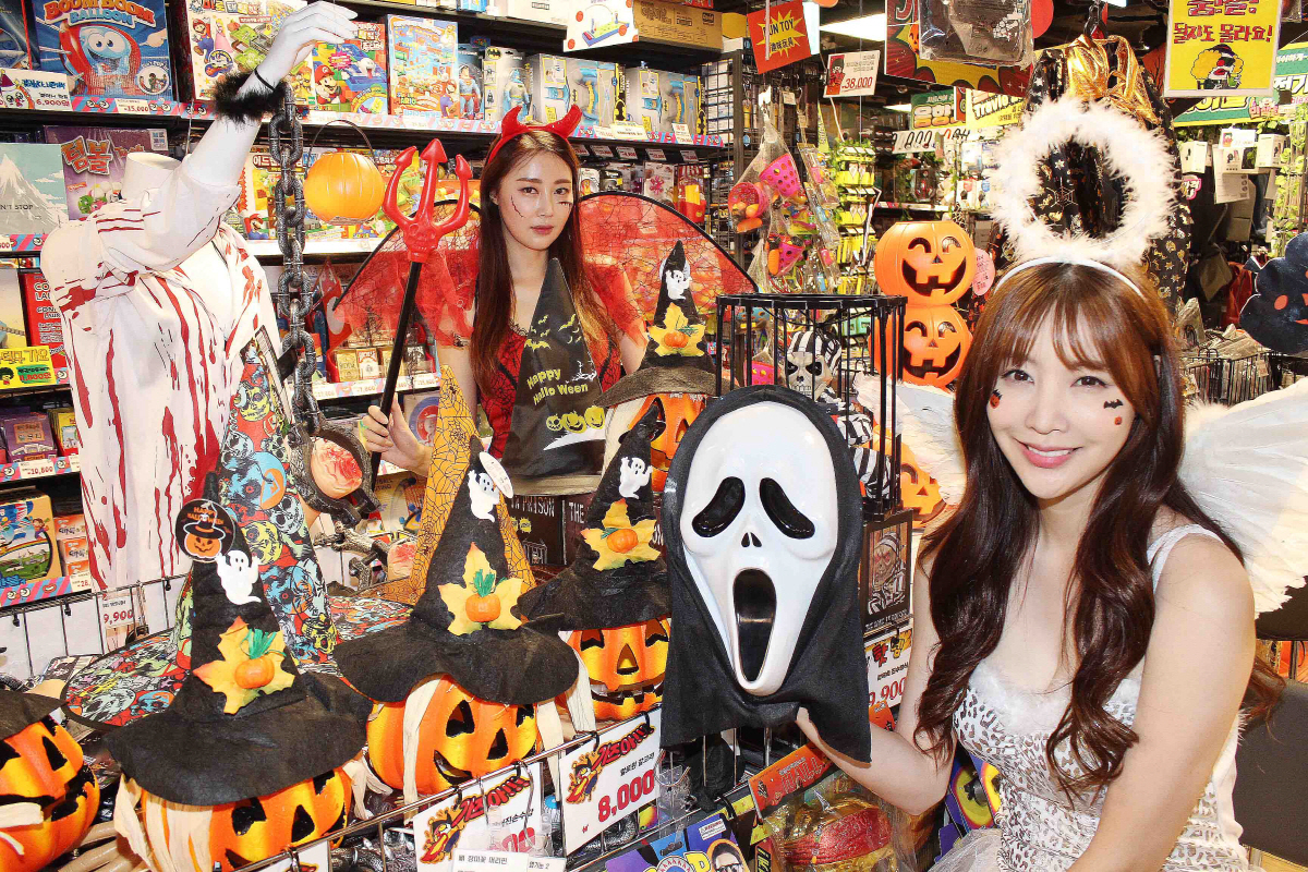 ▲ 22일 서울 중구 삐에로쑈핑 두타몰점에 마련된 할로윈 특설매장에서 모델들이 다양한 할로윈 용품들을 선보이고 있다. (사진제공=이마트)(사진제공=이마트)