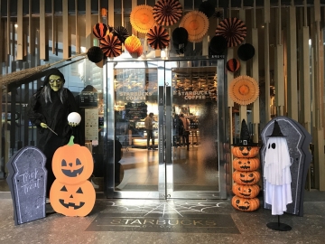 ▲핼러윈 콘셉트의 스타벅스 ‘Trick or Treat’ 매장이 18일부터 31일까지 총 5곳의 매장에서 운영된다. 사진은 스타벅스 강남R점 모습,