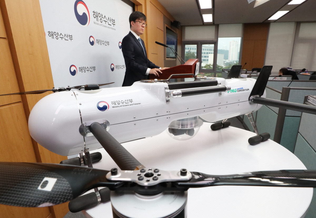 ▲22일 정부세종청사 해양수산부에서 박찬수 사무관이 벤처 조직 ‘조인트벤처 1호’를 도입한 ‘드론을 활용한 해양수산 현장업무 혁신 방안’을 발표하고 있다. 연합뉴스