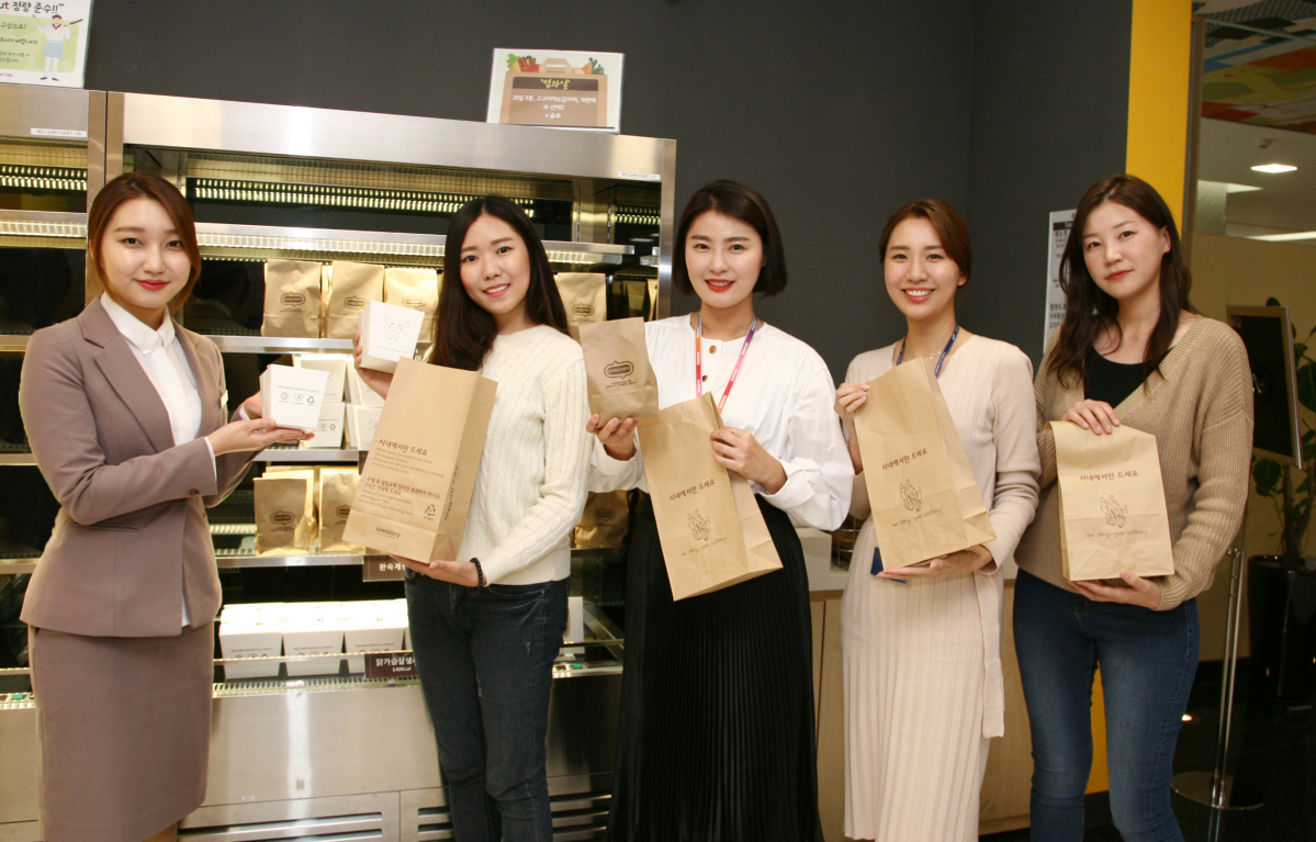 ▲수원 '삼성 디지털시티' 사내 식당에서 임직원들이 테이크아웃 음식이 담긴 재생종이 봉투를 들고 있다.(사진제공 삼성전자)