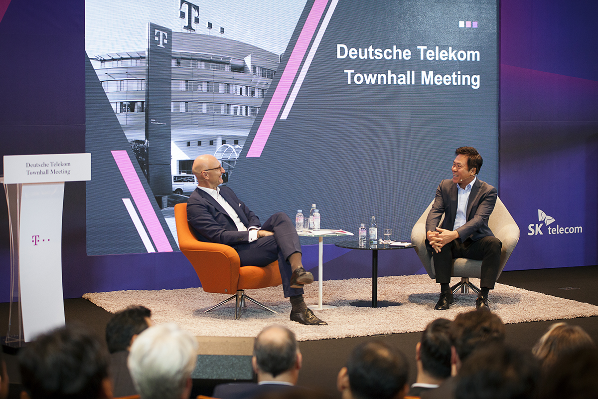 ▲SK텔레콤은 지난 22일 SK텔레콤 을지로 본사 수펙스홀에서 박정호 사장(오른쪽)과 도이치텔레콤 팀 회트게스(Timotheus Höttges) 회장이 SK텔레콤 임직원 약 400여 명과 타운홀 미팅을 통해 ICT 현안을 공유하고 디지털 혁신, 경영 전략 및 기업문화 혁신 등에 대해 공유하는 시간을 가졌다고 23일 밝혔다.(사진제공= SK텔레콤)
