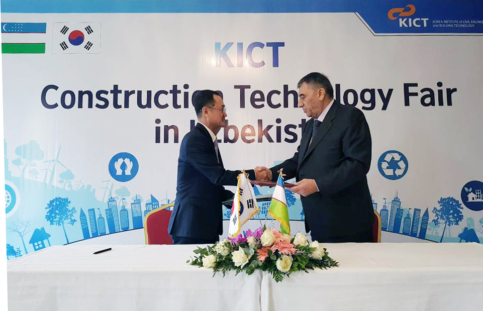 ▲노진형 희림 글로벌전략사업본부 부사장(좌)과 우즈베키스탄 건설부 카시모프(Khashimov) 제2차관이 업무협약을 체결하고 있다.(희림)