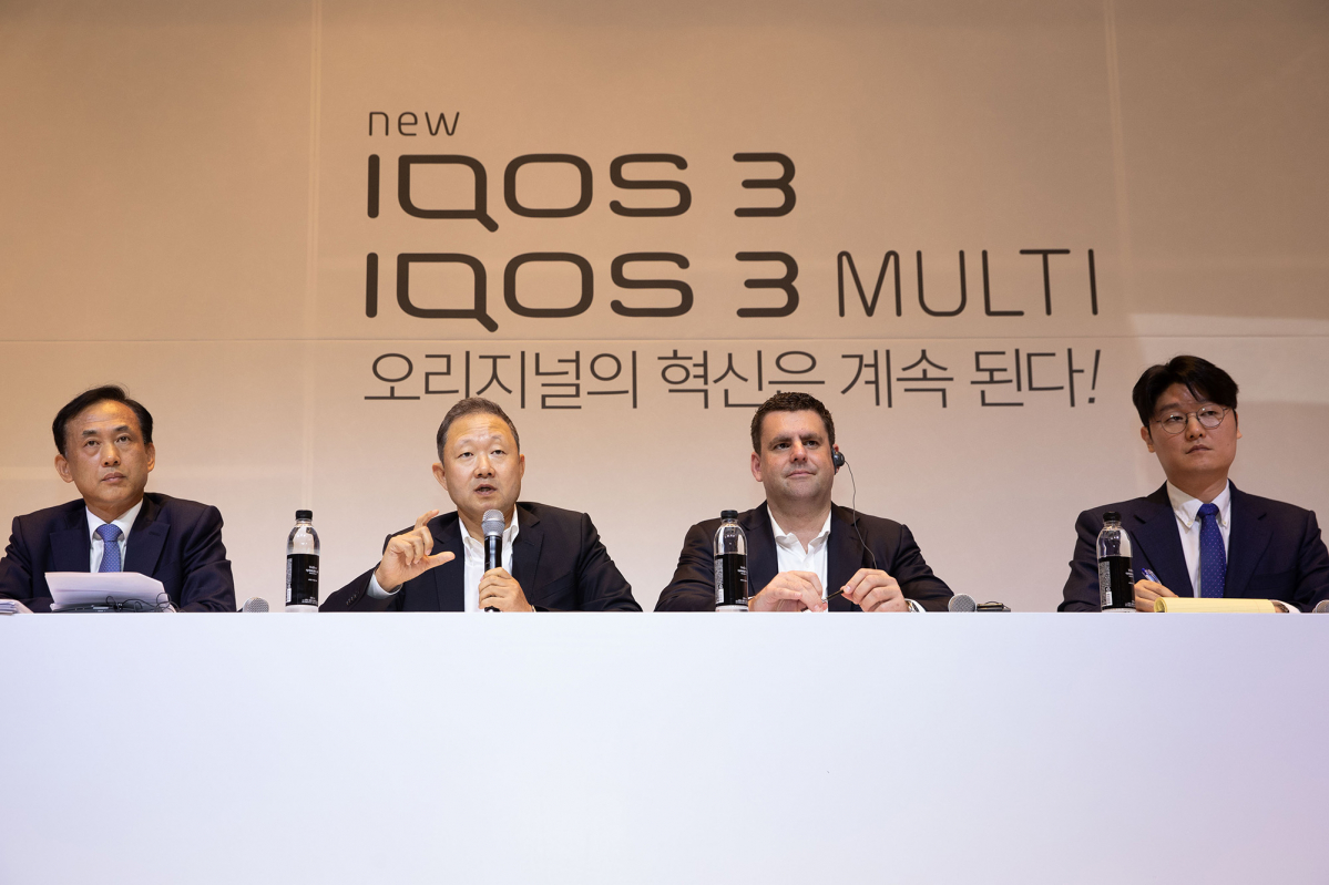 ▲정일우 대표이사(왼쪽에서 두번째), 왼쪽에서부터 김병철 전무, 정일우 대표이사, 니콜라스 리켓 전무 (사진제공=한국필립모리스)