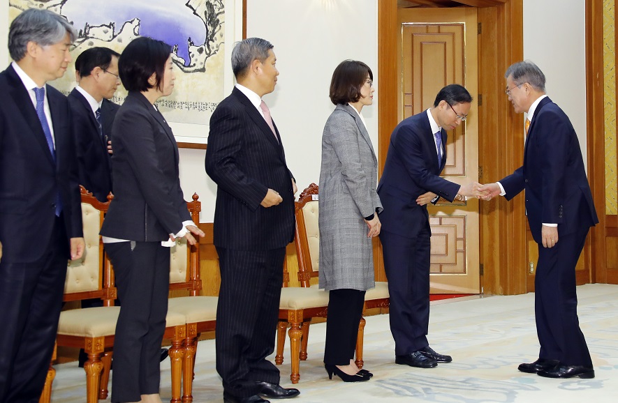 ▲문재인 대통령이 23일 오전 청와대에서 열린 신임 헌법재판관 임명장 수여식에 입장하며 재판관 부부와 인사를 나누고 있다. 오른쪽부터 문 대통령, 김기영 헌법재판관, 부인 조성주 씨, 이영진 헌법재판관, 부인 윤영선 씨, 이종석 헌법재판관.(연합뉴스)