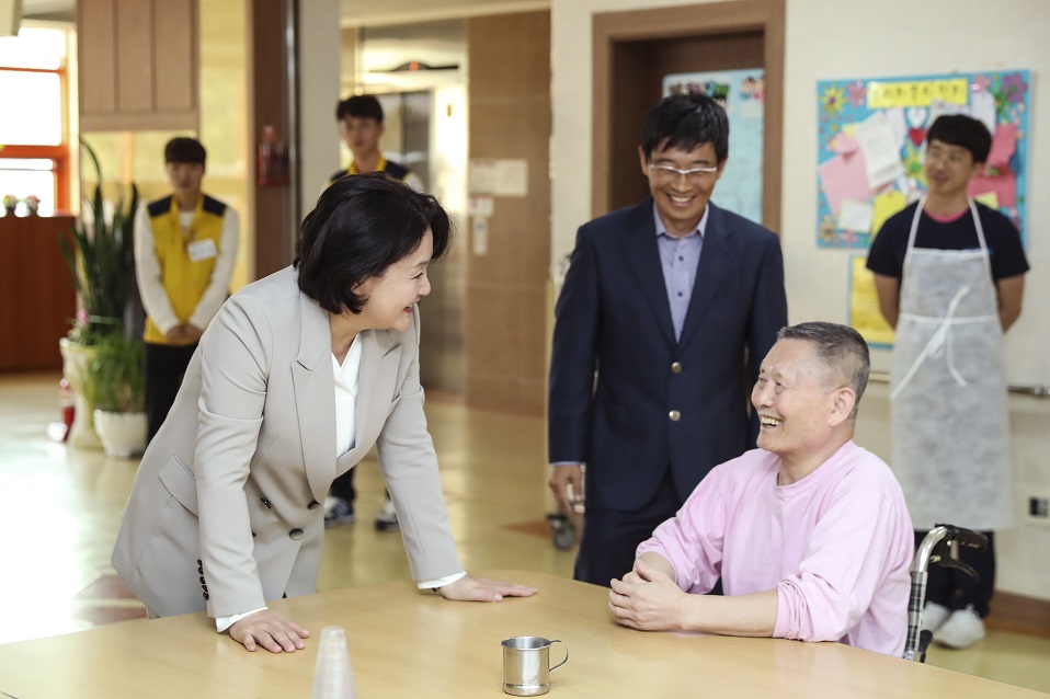 ▲문재인 대통령의 부인 김정숙 여사가 23일 오후 전남 고흥 국립 소록도 병원을 방문해 입원중인 환자와 대화하고 있다.(사진제공=청와대)