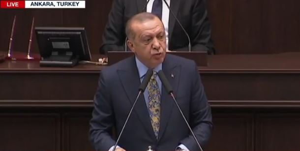 ▲레제프 타이이프 에르도안 터키 대통령이 23일(현지시간) 의회에서 사우디 언론인 자말 카쇼기 살해와 관련해 연설하고 있다.(i24news 방송 캡처)