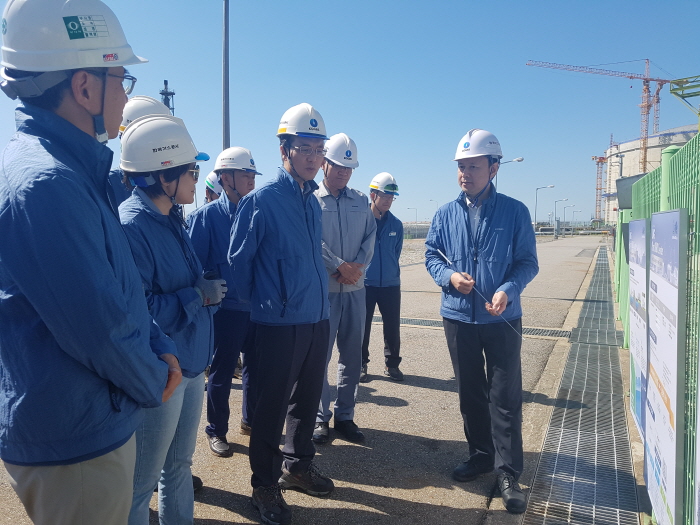 ▲김영두 한국가스공사 사장 직무대리가 지난달 29일 인천 액화천연가스(LNG) 터미널을 방문해 설비 점검을 하고 있다.(한국가스공사)