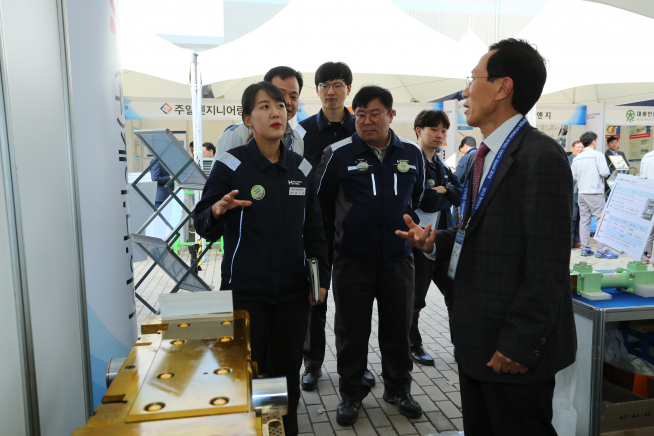 ▲현대제철 당진제철소에서 열린 기술박람회를 방문한 관람객들이 부스에서 설명을 듣고 있다. (사진제공=현대제철)