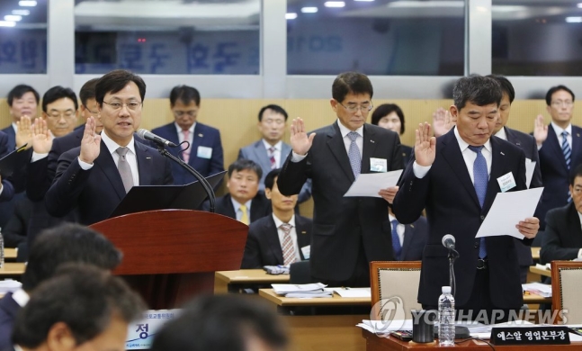 ▲24일 국회 국토교통위원회의 코레일 등에 대한 국정감사에서 오영식 코레일 사장이 선서를 하고 있다.(연합뉴스)