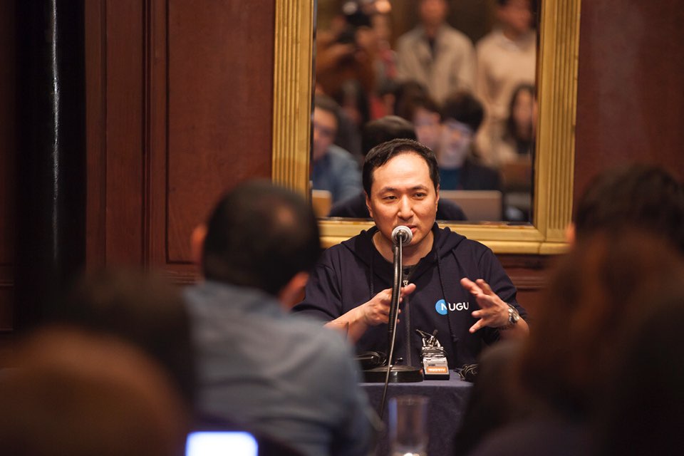 ▲SK텔레콤 장유성 서비스 플랫폼 사업단장이 Q&A 세션에서 기자들의 질문에 대답하고 있다.(사진제공= SK텔레콤)