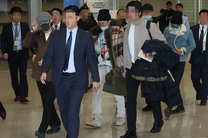 ▲북미와 유럽투어를 마친 그룹 방탄소년단이 24일 오전 인천공항으로 입국하고 있다.(연합뉴스)