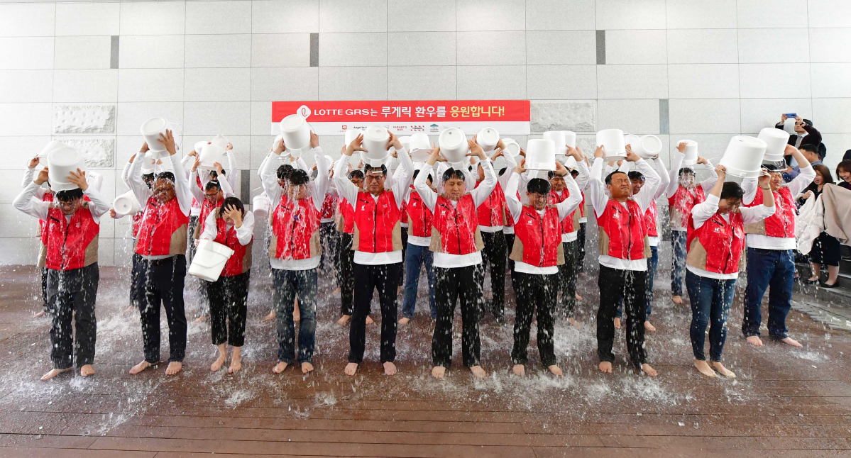 ▲롯데지알에스 남익우 대표와 임직원들과 마곡에 위치한 외식경영대학에서 루게릭병 환우를 돕는‘아이스버킷 챌린지’에 동참하고 있다.