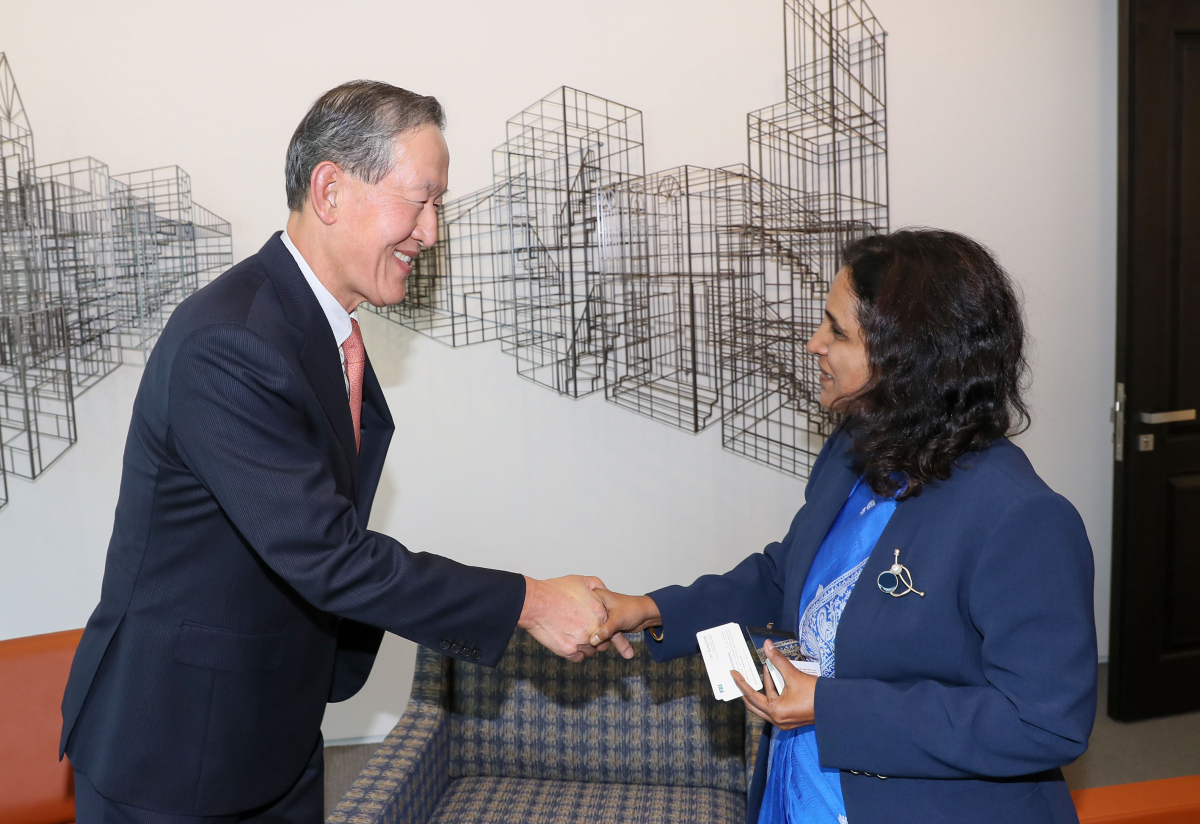 ▲허창수 전경련 회장(왼쪽)이 24일 여의도 전경련회관을 방문한 스리프리야 란가나탄 주한인도대사(오른쪽)와 악수하고 있다.(사진 제공=전경련)