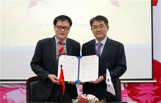 ▲변종립 한국화학융합시험연구원장(오른쪽)이 24일(현지시간) 부이 쉬안 람 호치민 기술대학교 부총장과 호치민 거점 마련을 위한 업무협약을 체결하고 기념 촬영을 하고 있다.(한국화학융합시험연구원)