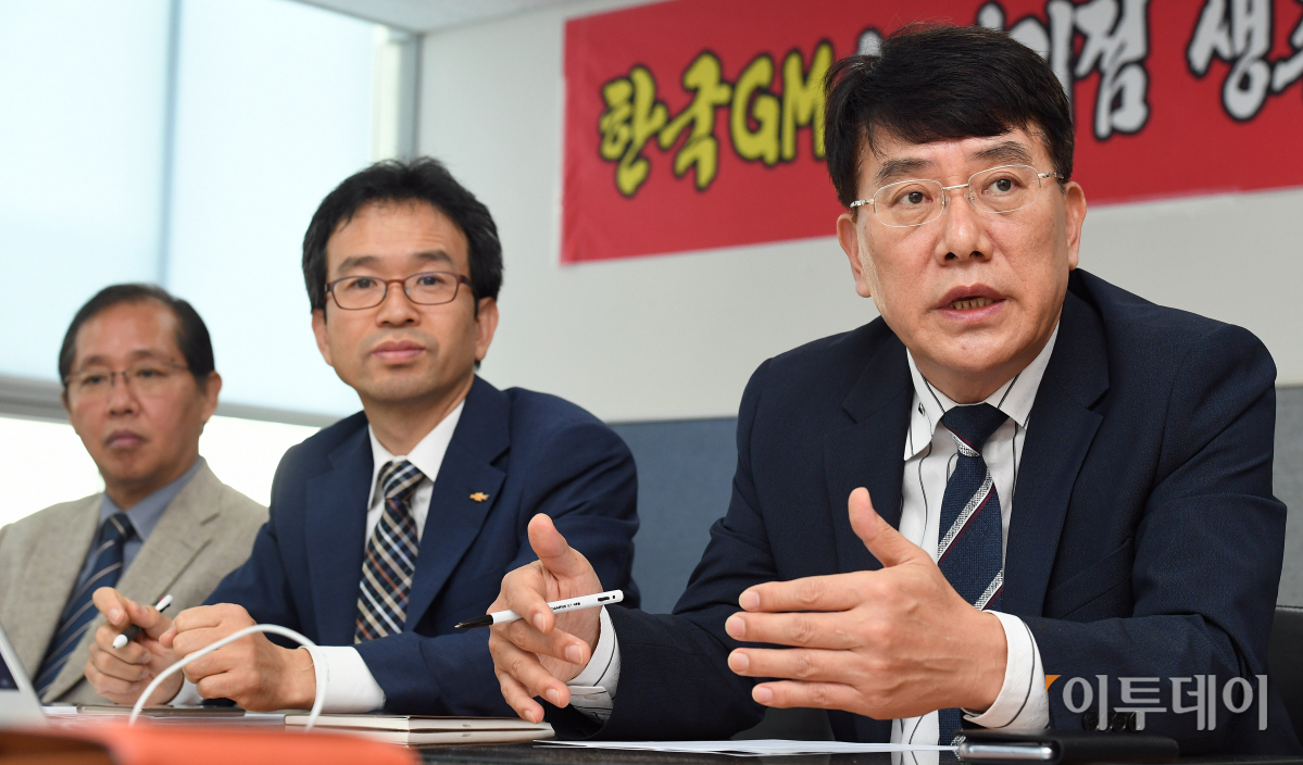 ▲김복식 한국지엠 전국대리점발전협의회 회장, 김은수 수석부회장, 임영상 사무총장(오른쪽부터)이 경기도 광명시 협의회 사무실에서 이투데이와 인터뷰 하고 있다. 이들은 “한국지엠 대리점의 생존대책 수립을 위해 정치권 등 사회 전반에 걸친 관심과 문제 해결 의지가 절실하다”고 한목소리로 호소했다. (오승현 기자 story@)