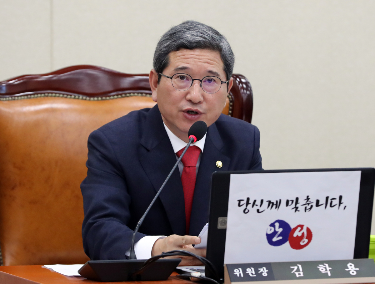 ▲김학용 국회 환경노동위원회 위원장이 24일 국회에서 열린 근로복지공단, 한국산업안전보건공단, 한국산업인력공단, 한국장애인고용공단, 학교법인 한국폴리텍, 한국기술교육대학에 대한 국정감사를 주재하고 있다. (연합뉴스)