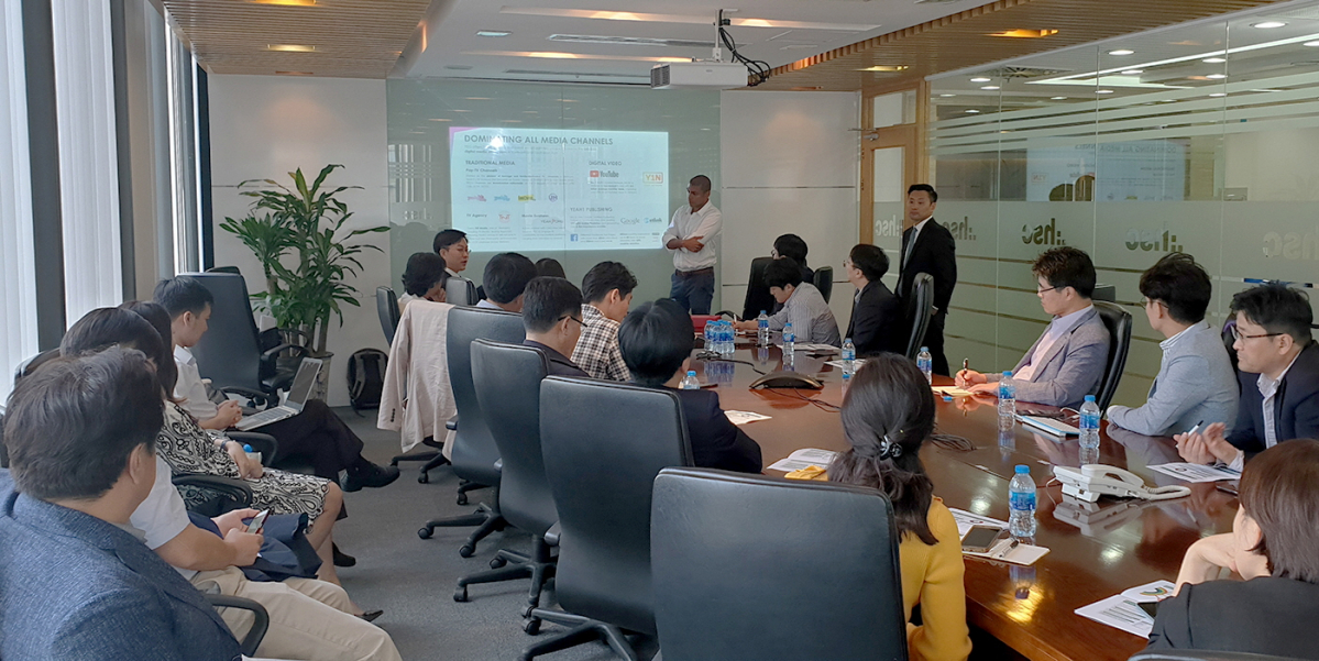 ▲24일 호치민시티 증권 본사에서 YEAH1(예원)그룹 IR담당자와 질의응답 시간을 갖고 있다.(사진=삼성증권)