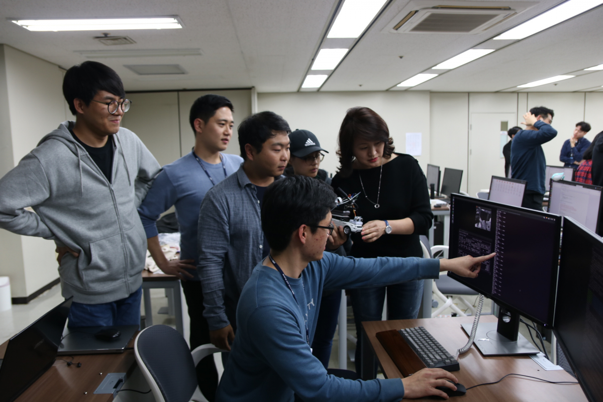 ▲포스코 AI 교육생들이 지난 19일 포항 포스텍 정보통신연구소에서 음성 인식을 통한 자율주행 무선 자동차를 구현하고자 딥러닝 모델을 학습하고 있다.(사진제공=포스코)