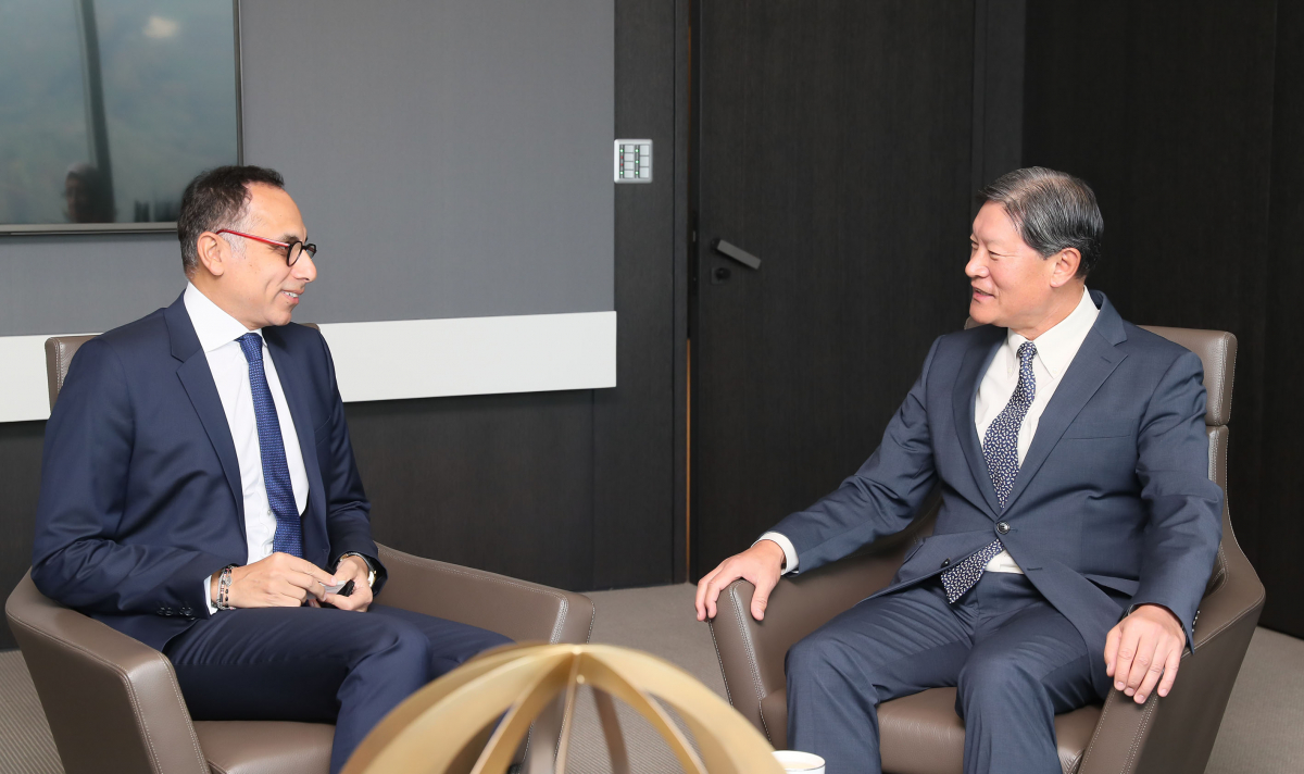 ▲허명수 한-이집트 경협위 위원장(오른쪽)이 25일 종로 GS건설 그랑서울을 방문한 칼레드 노세이르 이집트 신임 위원장(왼쪽)과 만나 한-이집트 양국 간 경제협력 강화 방안에 대해 논의했다.(사진 제공=전경련)