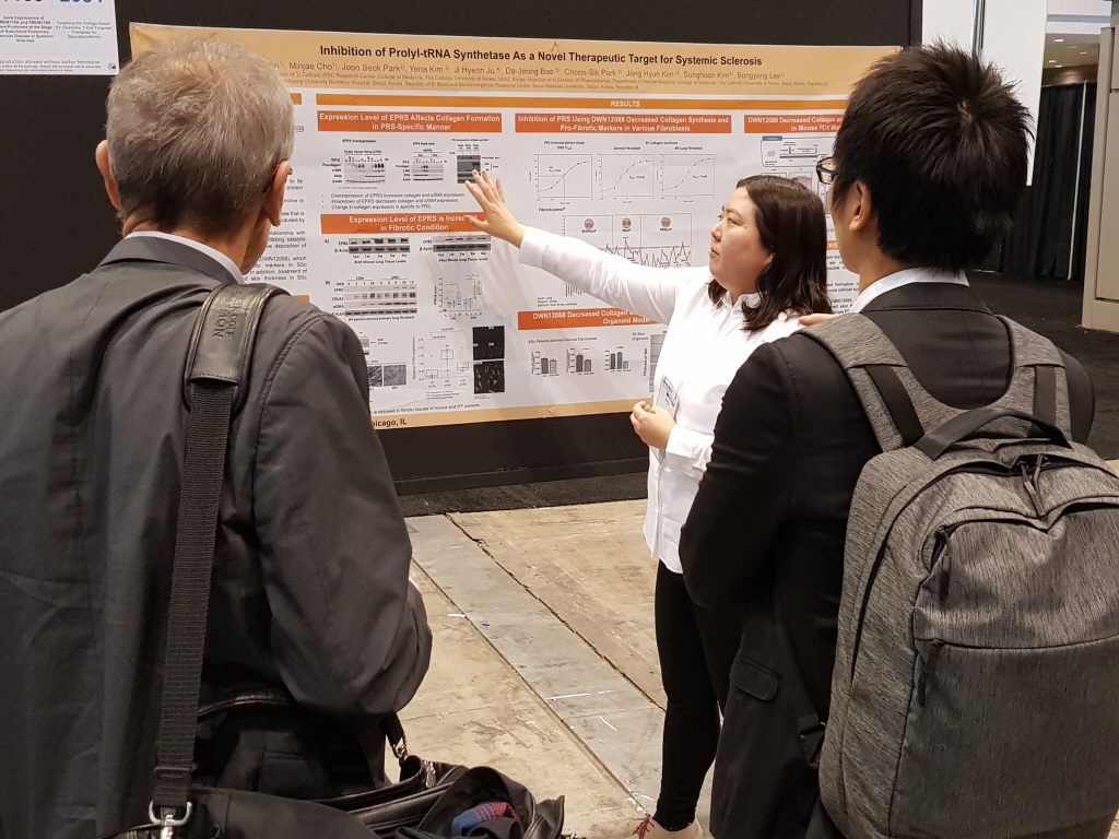 ▲대웅제약 관계자가 미국 류마티스학회 참석자들에게 PRS 저해제 DWN12088의 약리기전과 작용, 연구 결과 등에 대한 자료를 설명하고 있다.(사진제공=대웅제약)