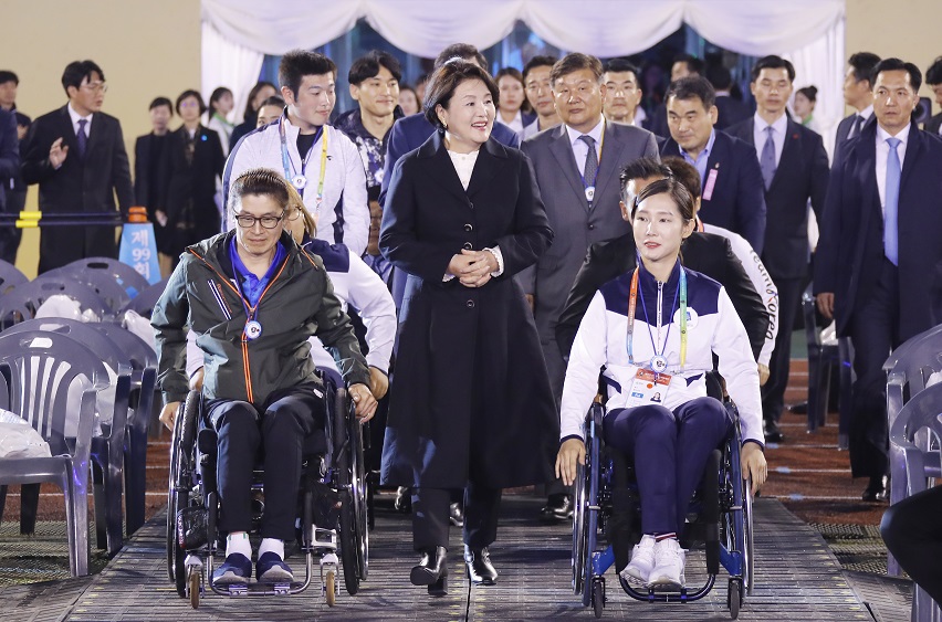 ▲문재인 대통령 부인 김정숙 여사가 25일 오후 전북 익산시 익산종합운동장에서 열린 제38회 전국장애인체육대회 개회식에 선수들과 입장하고 있다.(연합뉴스)